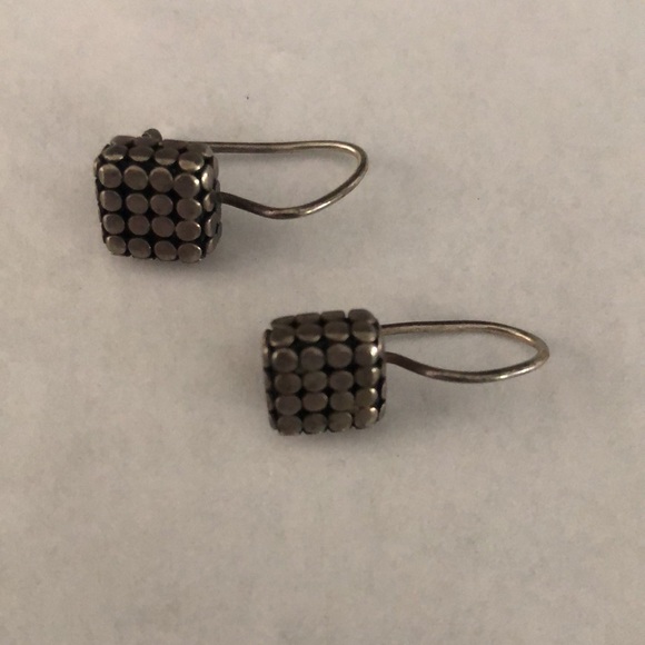 Dotted squares circle motif drop earrings - Picture 5 of 9